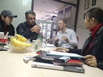 Visita de cliente ruso para hablar sobre frascos de vidrio para mermelada