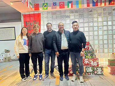 Visita de cliente brasileño para envases de vidrio para agua mineral