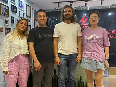 Visita de cliente italiano para hablar sobre recipientes de vidrio para agua