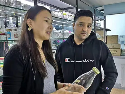 Visita de cliente indio para la compra de botellas de vidrio para kétchup
