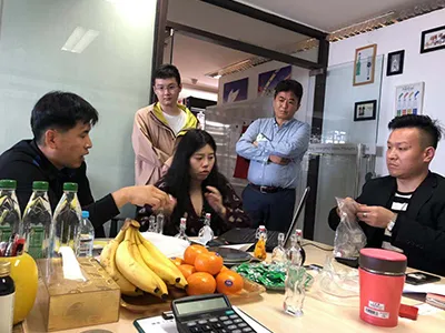 Visita de cliente coreano para envases de vidrio con tapas personalizadas