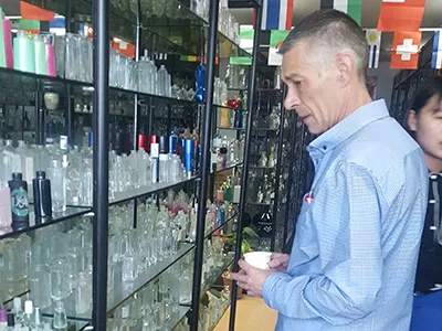 Visita de cliente holandés para botellas de vidrio para salsa