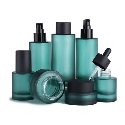 Sets de frascos y botellas cosméticas en color verde azulado esmerilado (tónico, loción, sérum)